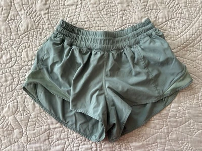 Pantalones Cortos Lululemon Hotty Hot Talla 4 Verde Oliva Forrados Atléticos 2.5" Entrepierna Entrenamiento Foto 1 de 4