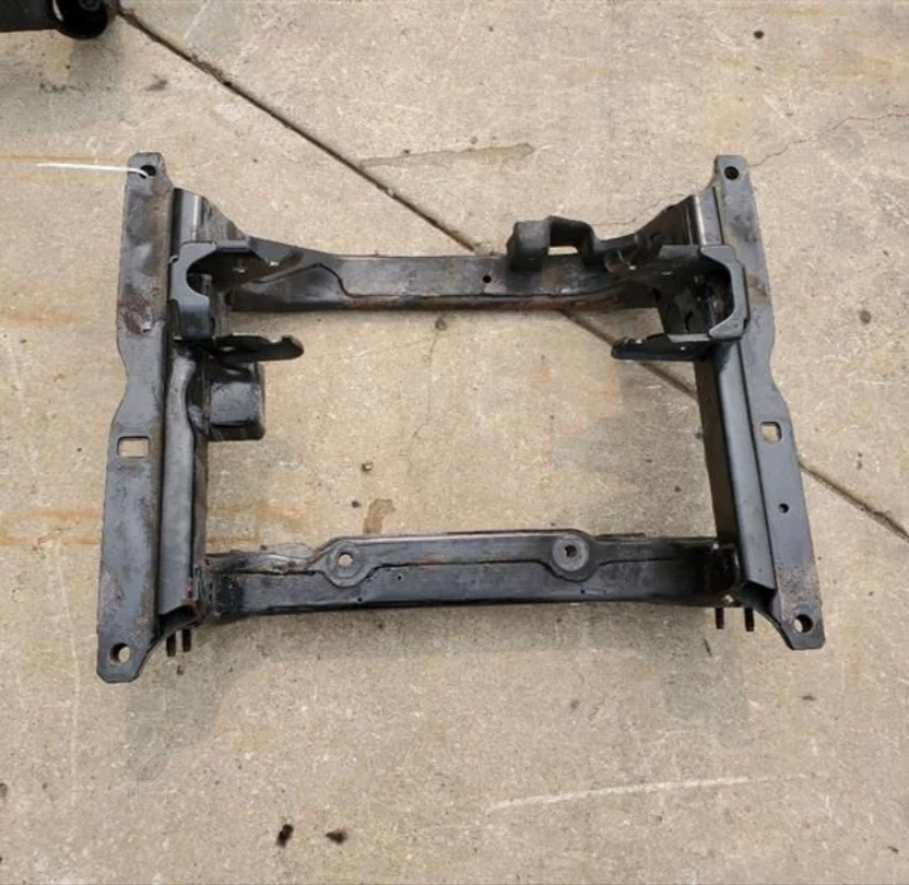 2008 - 2012 年吉普自由人道奇 Nitro 前横杆发动机摇篮 3.7 升 Oem — 第 1/4 张图片