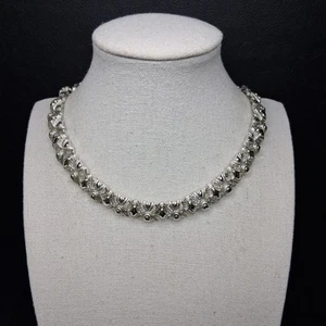 Vintage CORO Silver Tone Polished And Textured Necklace. 15.489 - Picture 1 of 6