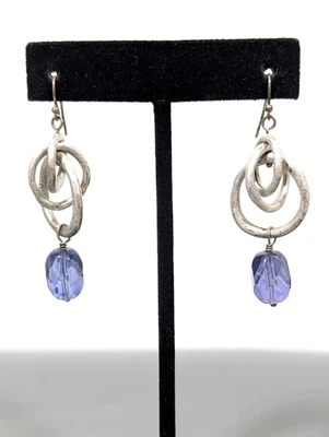 Pendientes de eslabones martillados tono plata con cuentas moradas colgantes estilo boho Foto 1 de 4