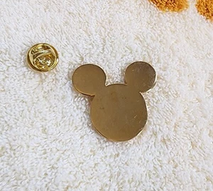 Prendedor de solapa vintage 1988 Disney Mickey Mouse tono dorado 1,5" botón plano pinback  - Imagen 1 de 5