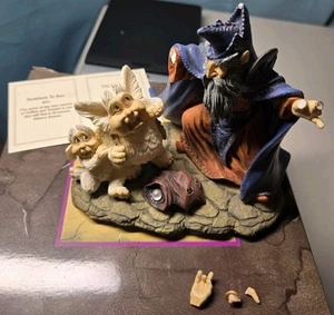 World Of Krystonia #01 Nowhere To Run (BROKEN HANDS) Complete COA Box Packaging  - Picture 1 of 9