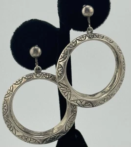 Pendientes de aro vintage de plata de ley con diseño floral atornillado trasero - Imagen 1 de 24