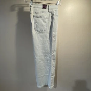 NWT Gloria Vanderbilt Womens Amanda Light Blue Classic Fit Stretch Denim 14P - Picture 1 of 8