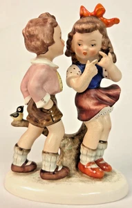 Goebel NASHA Figur - Na 15 - Sweet News - Junge flüstert Mädchen ins Ohr #15 - Bild 1 von 8