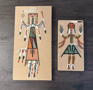 Vintage 2er Set Navajo Sandkunst signiert Herrera Wandbehänge 12”x6” & 8”x4” strukturiert - Bild 1 von 21
