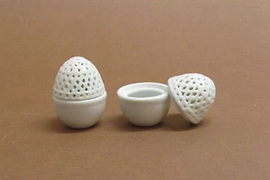 PORCELLANA - SCATOLA UOVO TRAFORATA - D2xH6cm - Picture 1 of 1