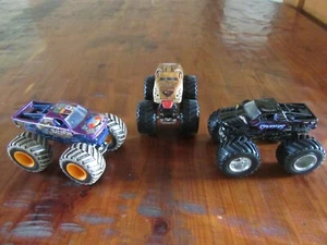 Monster Trucks Monster Mutt Predator Bad News Travels Fast 1/64 Die-cast - Picture 1 of 4