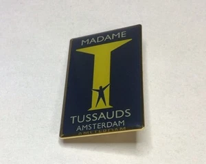 Broche prendedor Madame Tussauds Amsterdam tono dorado azul amarillo blanco - Imagen 1 de 12
