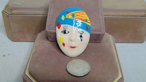 PIN BROCHE CARA PLÁSTICO - Imagen 1 de 3