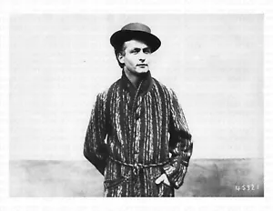 CASUAL HOUDINI IN A ROBE 8.5 X 11 (1909) / Archival Magician Photo Reprint - Picture 1 of 1