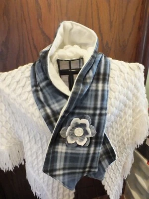 Nueva bufanda hecha a mano blanca azul a cuadros hecha a mano flor 44x6" suave polar Foto 1 de 2