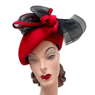 Sombrero inclinable de lana roja Mr. John de colección años 50 con red y lazo de cinta — París Nueva York Foto 1 de 4