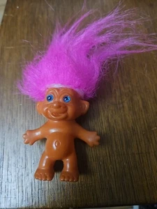 Vintage 4" Hartplastik Troll mit rosa Haaren & blauen Augen - Korea - Bild 1 von 3