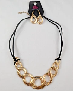 NUEVO Conjunto de Collar y Pendientes Ajustables Paparazzi Tono Dorado Babero Distintivo - Imagen 1 de 7