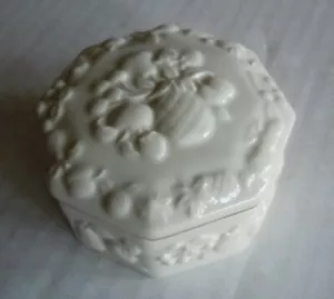 Lenox Porcelain Fruit Decorated Trinket Box - Picture 1 of 6