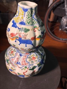 Ming Dynastie Wucai Porzellan Vase "Doppelbirne" mit imaginären Tieren, China - Bild 1 von 8