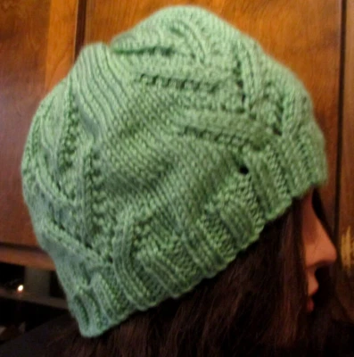 SOMBRERO ADULTO.  Gorro/Cloche.  TEJIDO A MANO.  VERDE GRISÁCEO Talla Única Foto 1 de 4