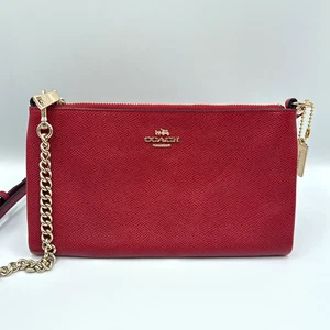 Bolso Bandolera Coach Kylie Cartera Cuero Texturizado Repujado Rojo con Herrajes Dorados - Imagen 1 de 9