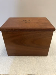 Caja de madera grabada Tcrc hecha a mano por John Kennedy. Madera real. - Imagen 1 de 8