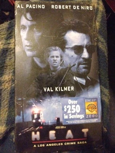 FastShipping🇺🇸 Heat (VHS, 1995) Robert De Niro, Al Pacino, Val Kilmer New!! - Foto 1 di 2