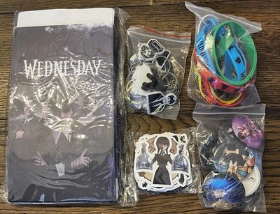 Nuevo lote de bolsas de botín de cumpleaños Wednesday Adams para 12 botones llaveros pegatinas llave Foto 1 de 4