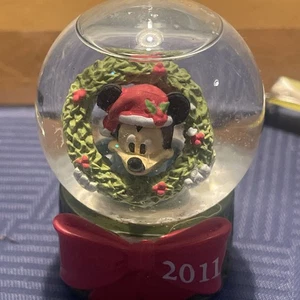 Disney JC Penney Giving Tree 2011 Mickey Mouse Weihnachten Mini Schneekugel - Bild 1 von 9