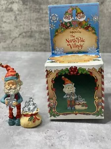 Enesco Nordpol Dorf Sandi Zimnicki "Cookie" Elfe Figur #871672 - Bild 1 von 4