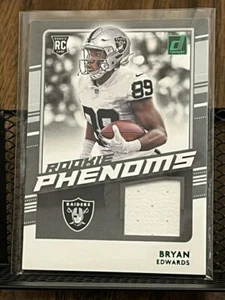 MAGLIA BRYAN EDWARDS 2020 DONRUSS "ROOKIE PHENOMS" RAIDERS PATCH RELIC GAMECOCKS - Foto 1 di 2