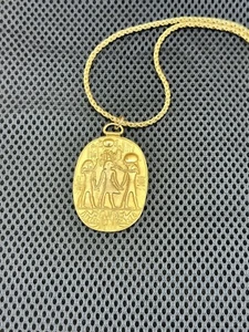 "Impresionante colgante de colección MMA Museo Metropolitano de Artes tono dorado egipcio 24""" - Imagen 1 de 6
