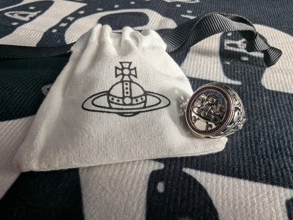 Anillo Vivienne Westwood Plata Respaldo Abierto con Orbe Calavera y Estrellas Reino Unido Talla L Foto 1 de 4