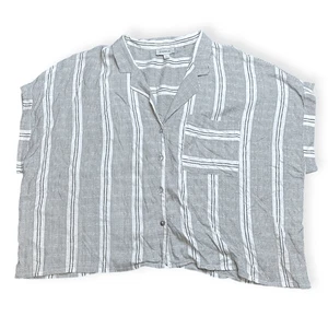EVEREVE Women’s Gray White Striped Short Sleeve Button Front Shirt Size Large - Picture 1 of 5