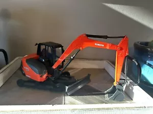 Universal Hobbies 1/24 High Detail Kubota KX080-4 Excavator USA Version READ! - Picture 1 of 10