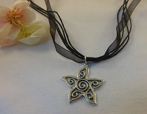 HALSKETTE + STERN SONNE ANHÄNGER SILBER KETTE ORGANZA SCHMUCK DAMEN SCHWARZ weiß - Picture 1 of 16