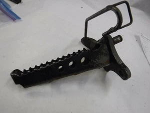 OEM 1990 90 YAMAHA BLASTER YFS200 YFS 200 FOOT PEG REST BLACK O292-16 - Picture 1 of 3