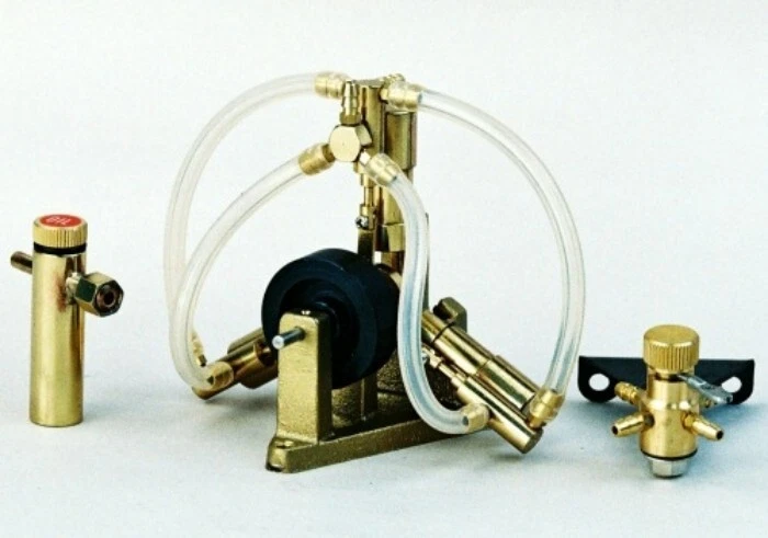 Motor de vapor modelo SAITO Works S3R para máquina de vapor de tres cilindros modelo barco Foto 1 de 4