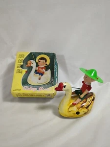 Vintage Chiave Avvolgibile Latta Equitazione Oca Cigno Anatra con Cavaliere in Plastica, Scatola e Chiave - Foto 1 di 7