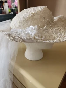 Sombrero Derby Vintage Años 80 Novia Boda Encaje Y Perlas Tul Tren Marfil Blanco - Imagen 1 de 17