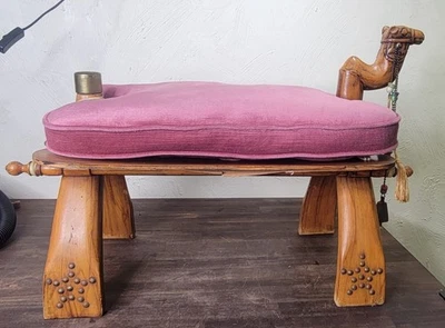 Banqueta de madeira esculpida em sela de camelo vintage decoração egípcia otomana/tampas de latão - Imagem 1 de 4