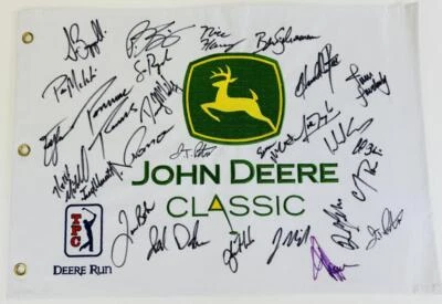 BANDEIRA DE GOLFE CLÁSSICA ASSINADA POR JOHN DEERE ZACH JOHNSON DENNY MCCARTHY AUTÓGRAFO CERTIFICADO DE AUTENTICIDADE K5 - Imagem 1 de 3