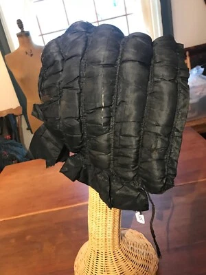 Gorro de invierno acolchado de seda negro vintage victoriano de los años 1840-1860 para mujer Foto 1 de 4
