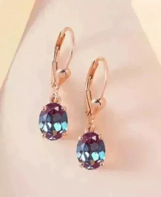 Pendientes colgantes para mujer de alejandrita natural de corte ovalado de 2,15 quilates enchapados en oro rosa de 14 quilates Foto 1 de 4