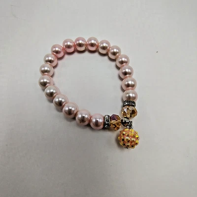 Браслет из искусственного жемчуга потрясающий розовый с блестящей подвеской эластичный - Изображение 1 из 4