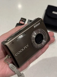 Nikon Coolpix S700 Grey Digital Camera Digicam 12MP - Case, Battery, & Charger - Picture 1 of 9