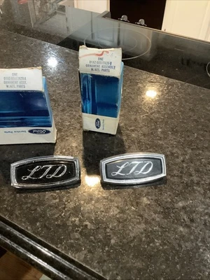 Набор из двух крыш Ford LTD 1971 1972 годов выпуска Ornament D1AZ-65517A20-A новый из старых запасов - Изображение 1 из 3
