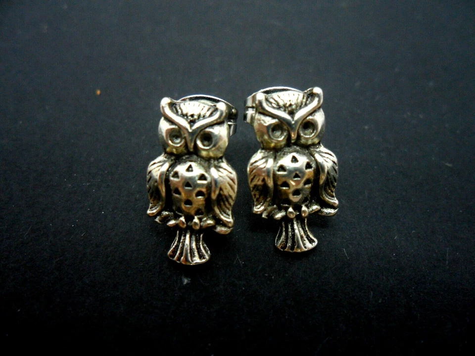 UN PAR DE HERMOSOS PENDIENTES DE TACHUELAS DE BÚHO PLATEADO TIBETANO. NUEVO. Foto 1 de 1