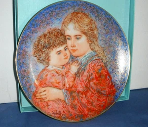 Edna Hibel Mother's Day 1985 Plate by Edwin Knowles/Titled "Erica & Jaime" - Picture 1 of 7
