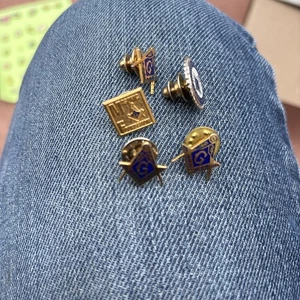 Vintage Lot of Masonic Logo Square and Compass Pins, Mixed Lot Of Mason Pins - Bild 1 von 14