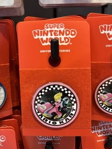 Spilla Universal Studios Epic Universe Super Nintendo Mario Kart Principessa Pesca - Foto 1 di 1