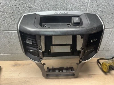 ОБОДОК ПЕРЕДНЕЙ ЦЕНТРАЛЬНОЙ ПРИБОРНОЙ ПАНЕЛИ DODGE RAM 1500 2500 3500 OEM 19-23 - Изображение 1 из 4